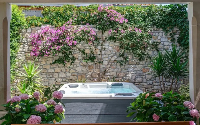 Villa Stone Pearl - Two Bedroom Holiday House With Pool