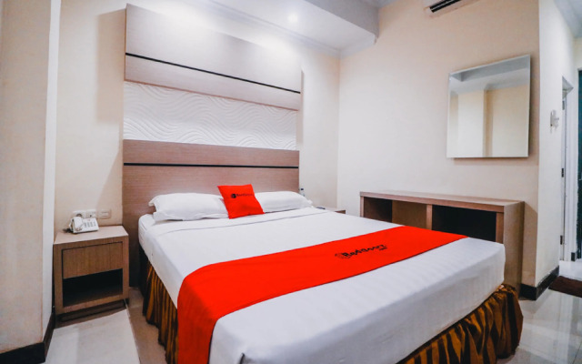 Reddoorz Plus near Makassar Town Square