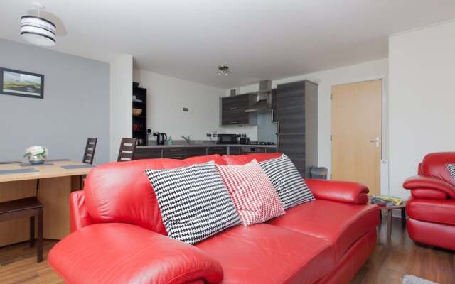 Bright, Contemporary Edinburgh Flat With Parking!