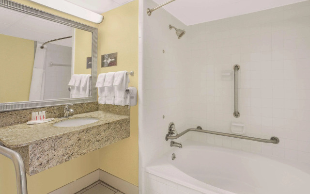 Ramada Plaza by Wyndham Fayetteville Fort Bragg Area