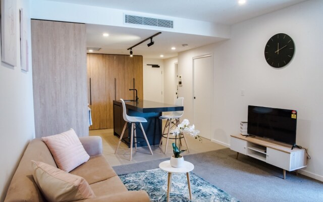 Airtrip Apartments on Deshon St