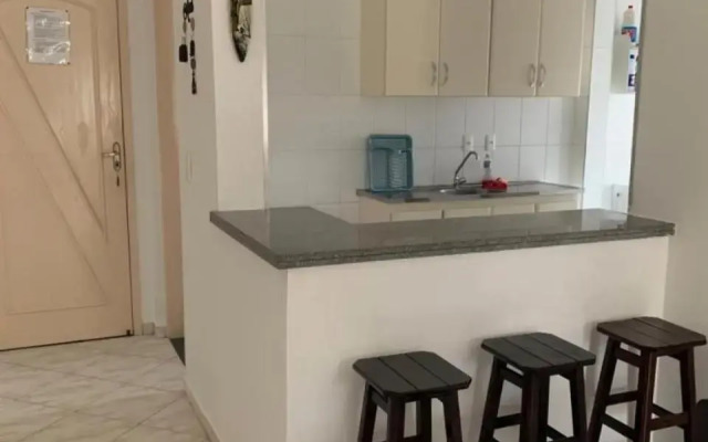 Apto c/2 quartos sendo uma suíte c/ar e 2banheiros