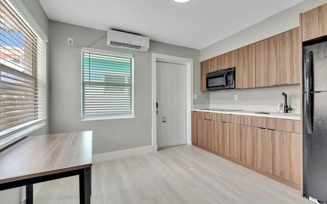 Modern Apt Near Beach Views & Wi-fi