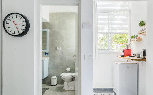 Rothschild Chic Studio