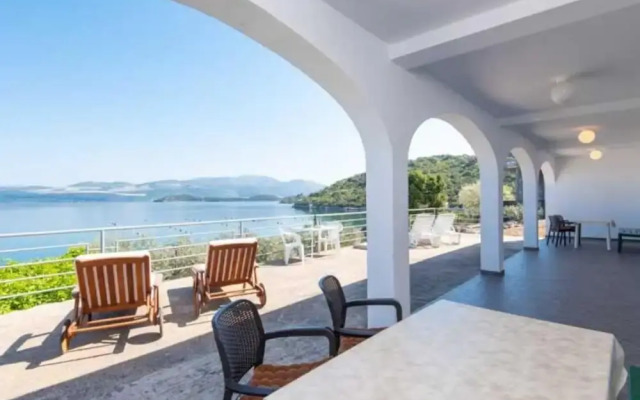Spacious and Cozy Seafront Apartments