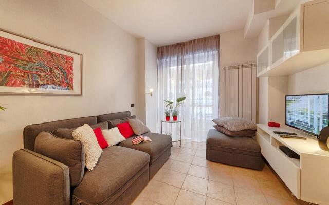 Modern Lakefront 2-Bedroom Apartment