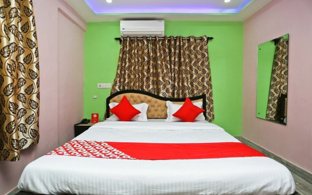 Red Velvet Inn by OYO