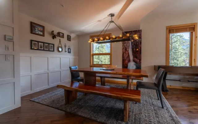 Rundle Cliffs Lodge by Canmore Premier