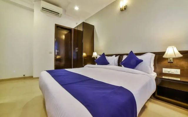 OYO Flagship 27068 The Sapphire Comfort Hotel