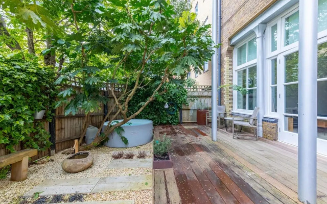 Chic 1BD Maisonette W/hot Tub, King's Cross!