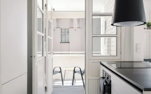 Modern 1BR Apartment with Balcony