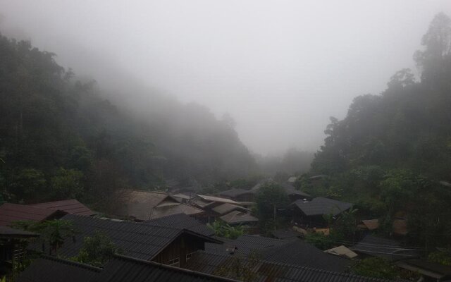 清迈湄康蓬胡安伯格哈格酒店(Maekampong Huean Bog Hug Chiangmai)