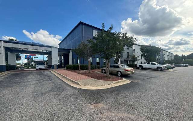 Quality Inn & Suites at Airport Blvd I-65