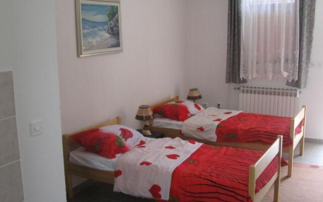 Crni Biser Apartments and Rooms