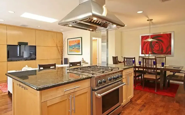 Ground Floor In Venice Near The Beach 3 Bedroom Home by RedAwning