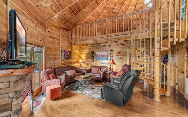 Heavenly View 2 Bedroom Cabin by RedAwning