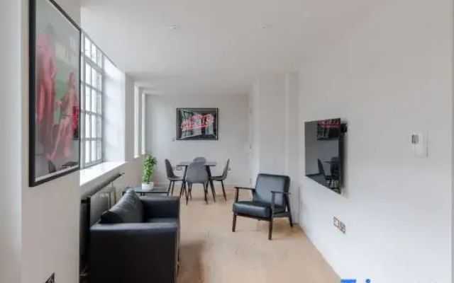 The Eyre Suite Four - Farringdon - by Frankie