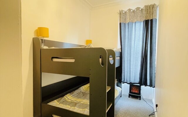 Luxury 3 Bedroom Entire Flat at Affordable Price, Self-check In/out, Sleeps 8