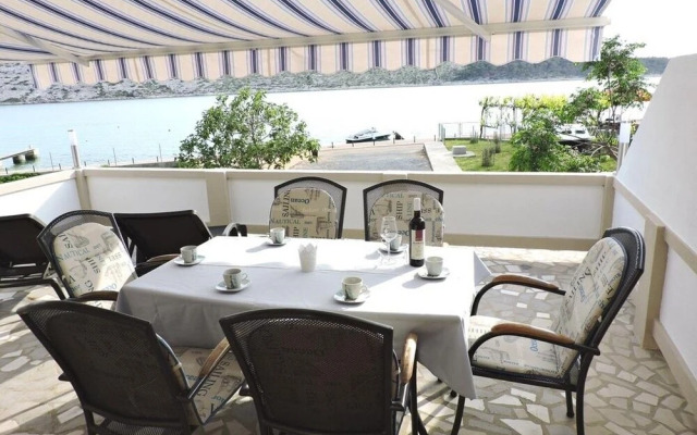 Pet - 20m From the sea - H