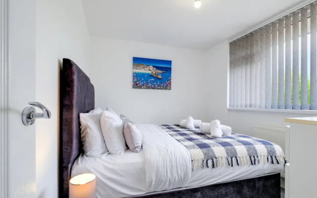 Elegant 5 Bed Home with Garden- Slough