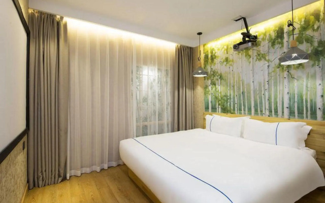 Happy month luxury luxury Inn Changsha BYD store