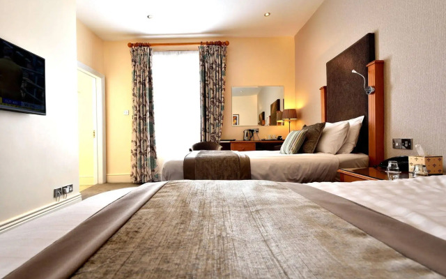 Queens Court Hotel