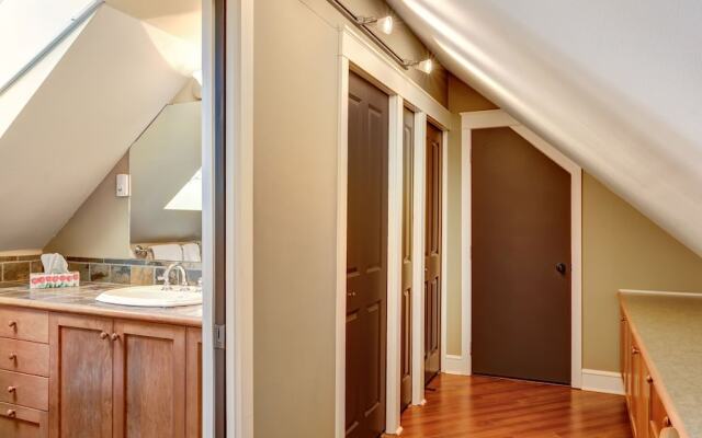 Parker by the Sea - Quaint Apartment with Beach Access