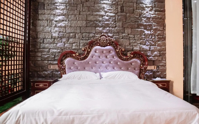 Jianyin World Theme Hotel