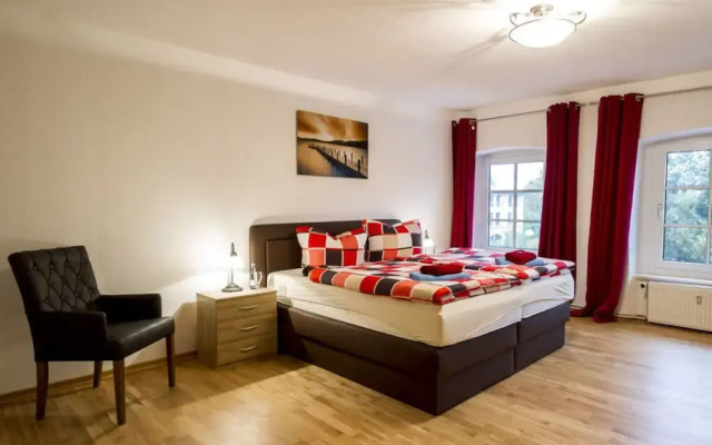 Courtyard View - Manor by the Lake