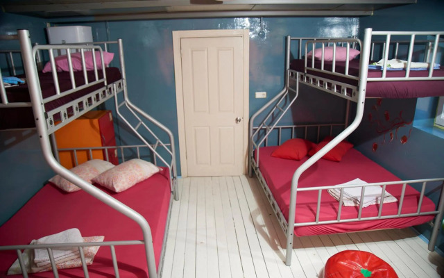 Chilloutlya Hostel&Bar