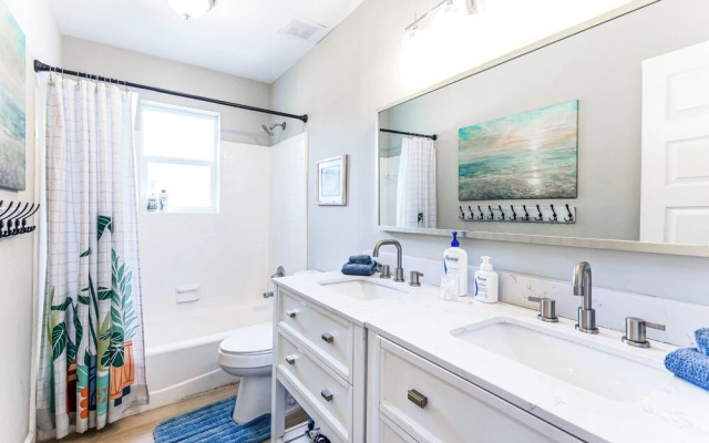 Charming Pensacola Home w/ Screened Lanai & Grill!