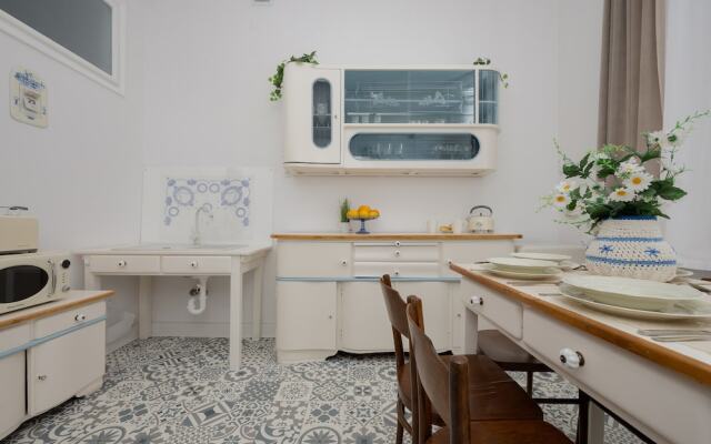 1930's Inspired Apartment by Renters