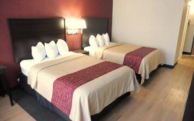 HomeTowne Studios by Red Roof & Conference Center Cortland