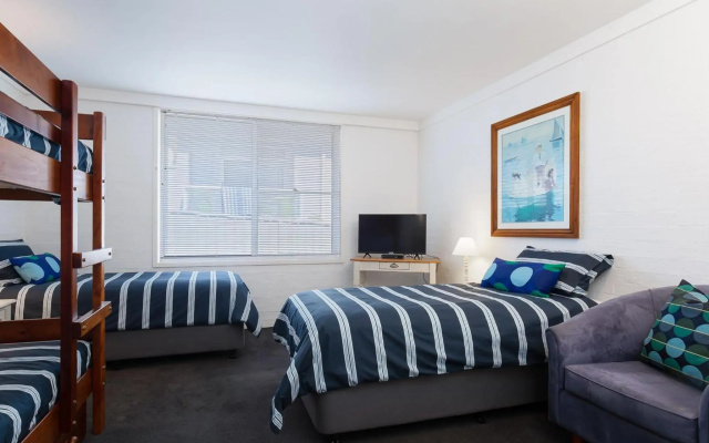 'Corlette Waterfront', 2/44 Danalene Parade - Waterfront Luxury, WIFI, Aircon, Boat Parking – Guest Rooms – Corlette