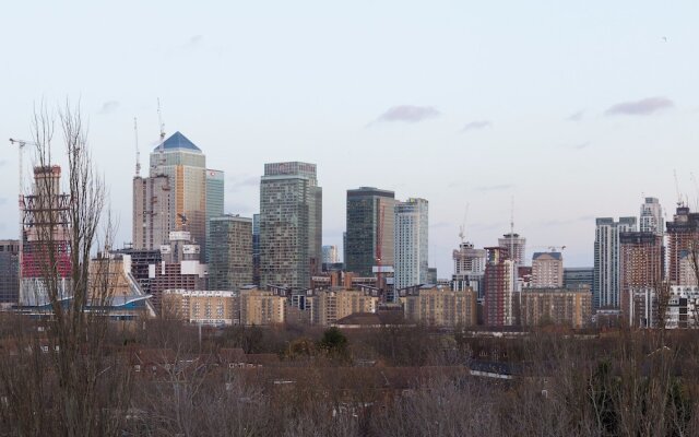 2 Bedroom Penthouse in Canada Water With Balcony