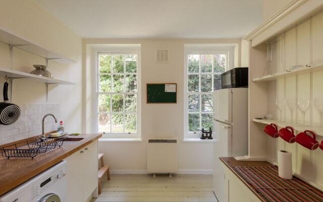 Charming 1Br Home By River Thames Fits 3