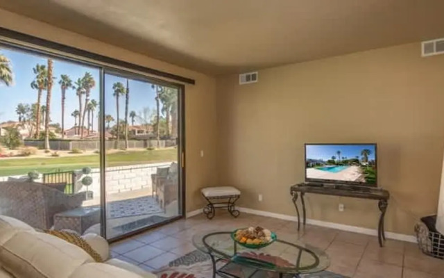 Stylish Condo With Golf Course Views