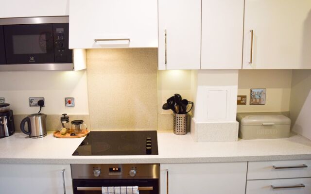 Modern 1 Bedroom House in Pontoon Dock