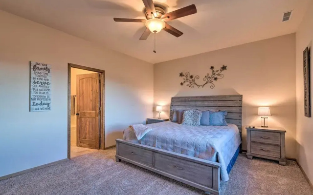 Pet-friendly Branson West Lodge w/ Hot Tub!