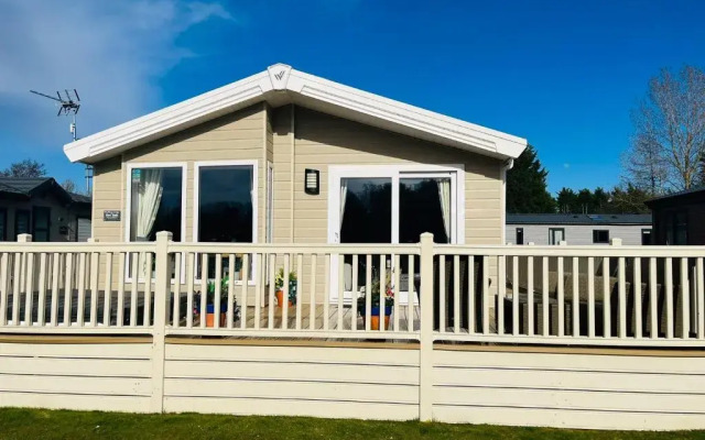 Heathery Lodge with Hot Tub