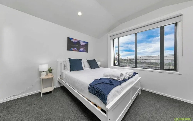 Parnell Gem w/ Balcony & Parking Near Arena