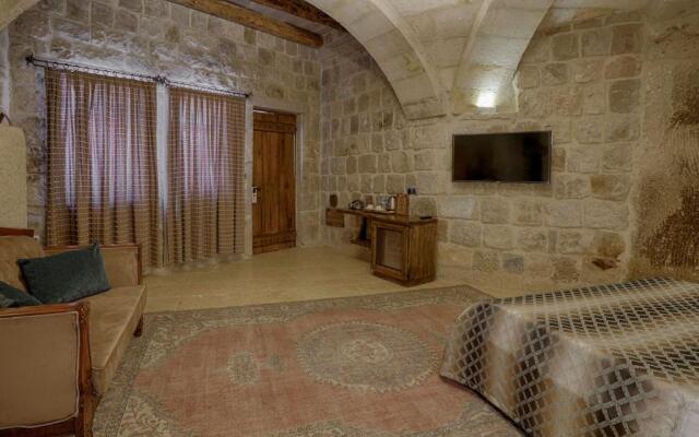 Hera Cave Suites