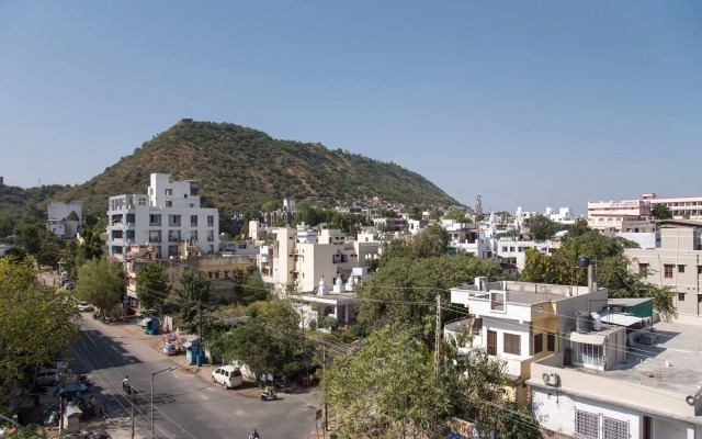 Hotel Royal T By OYO Rooms
