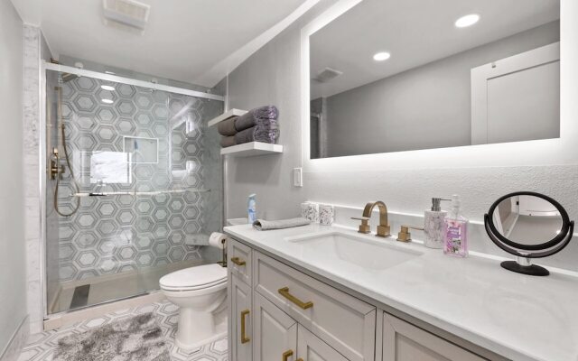 Bijou at the Lake - Amazing Lake Front Complex!