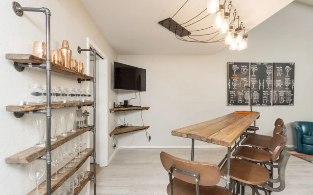 Speakeasy Condo 2 Bedroom By Casago