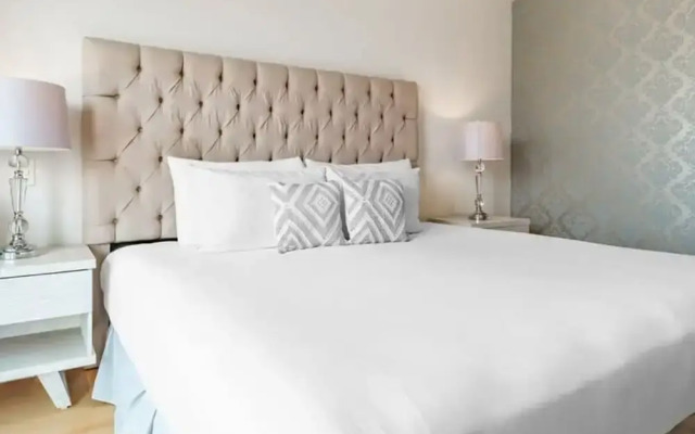 2BR Apartment With Jacuzzi - Pool - City Skyline