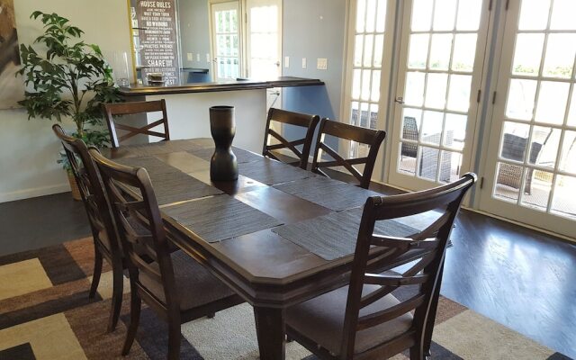 4 Bedroom Celebrity House with Pool & City View