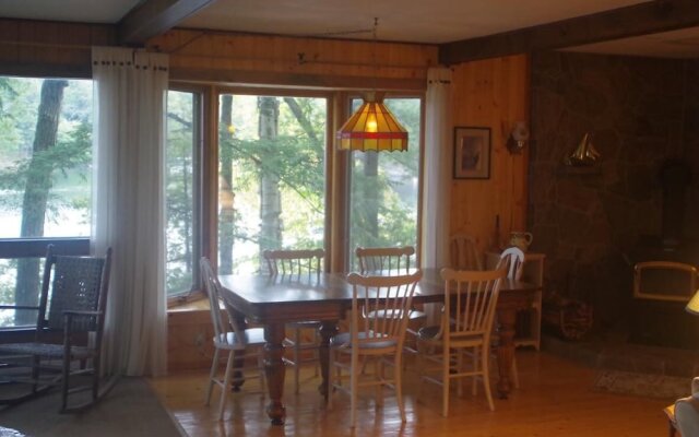 Westview~Beautiful 3 bedroom 1 bath cottage on Lake Rosseau