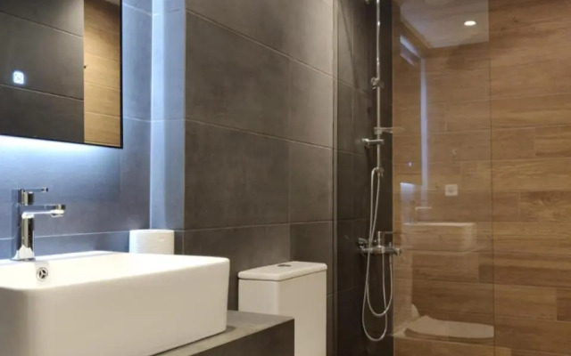 Sunny new lovely apartment 60 meters from the metro