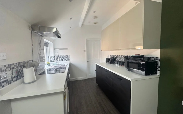 9 Guests - Free Parking - Cozy 3 Bedrooms